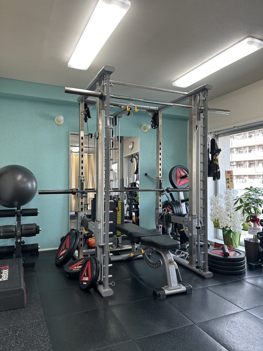 One Stepの店内。パワーラックやダンベルを完備したトレーニングスペース